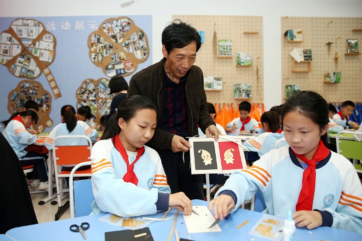 Inheritor guides students to draw wheat straw pictures