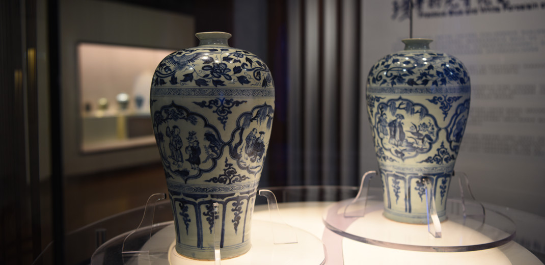 Twin blue-and-white vases debut at Wuhan Museum