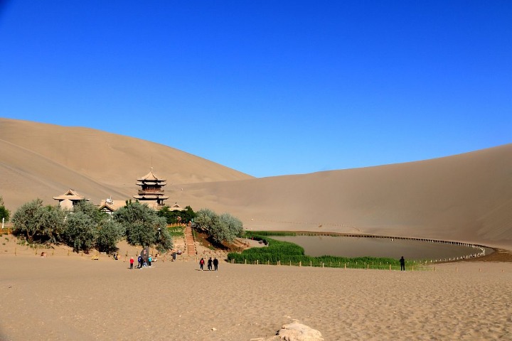 Gansu desert showcases picturesque moon-shaped scenery