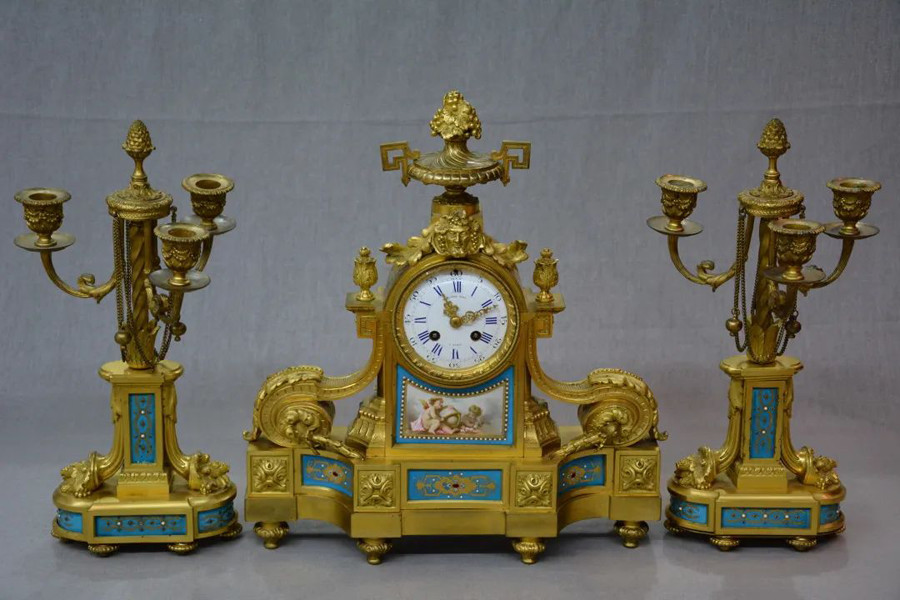 Wuhan museum opens exhibit of ancient Western clocks and porcelain