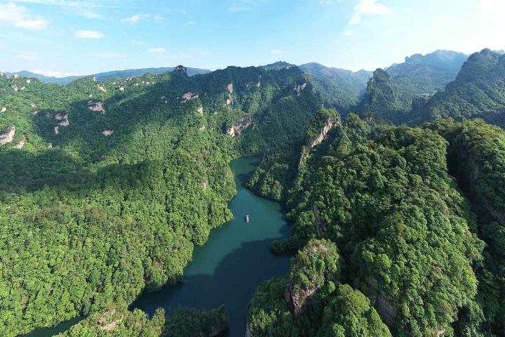 A boat ride around the lake is a Hunan attraction