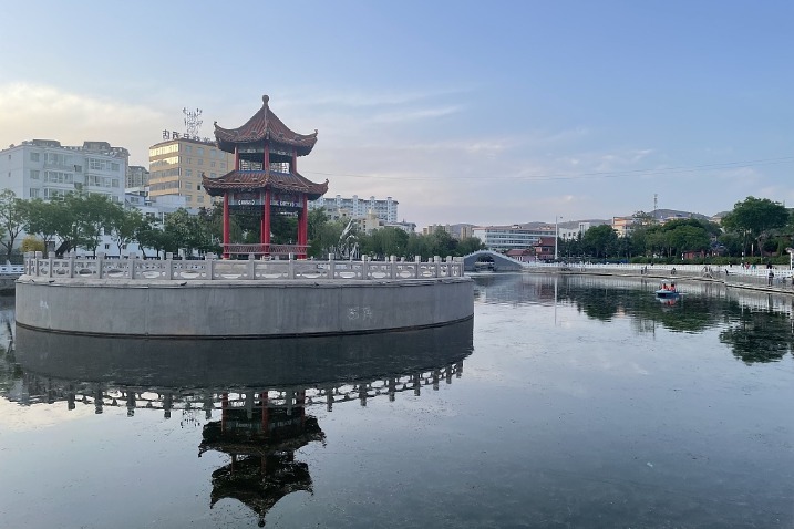 Yuhu Park boasts scenic spots and a lovely lake in Gansu