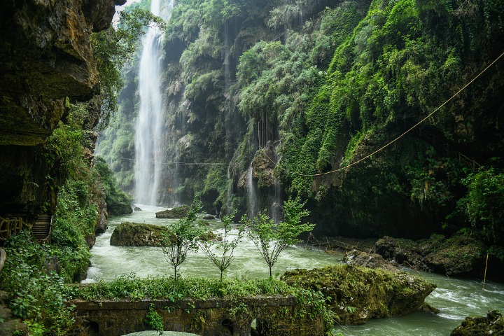Guizhou canyon draws tourists to its majestic waterfalls