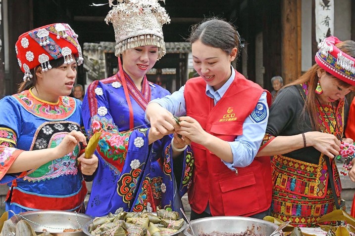 Zhejiang people celebrate Dragon Boat Festival by making zongzi for the elderly
