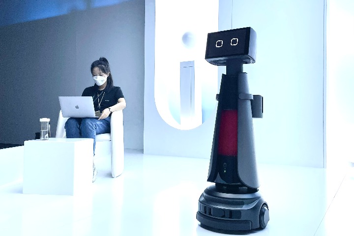 Midea introduces home service robot