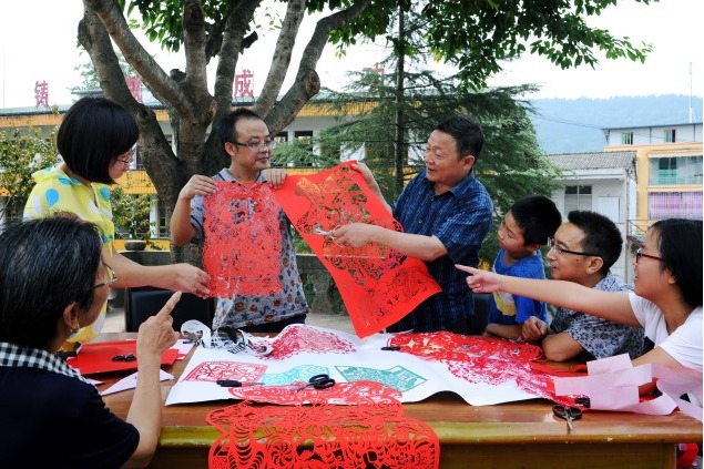 Paper-cutting art shapes new lives for Cangxi people