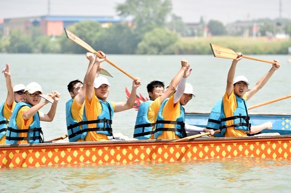 Yangzhou people celebrate Dragon Boat Festival