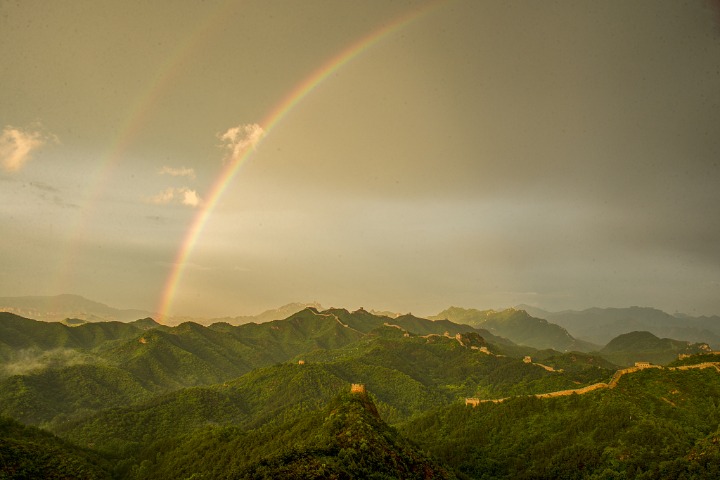 Double rainbow appears above the Great Wall