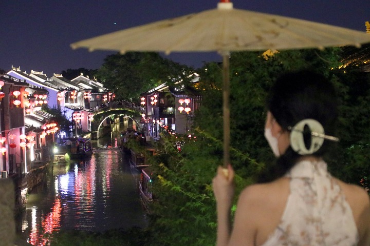 Suzhou’s old street draws tourists at night in midsummer