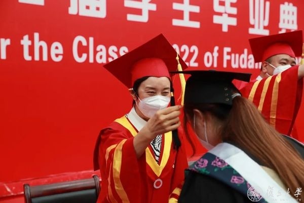 Fudan University holds commencement for graduates