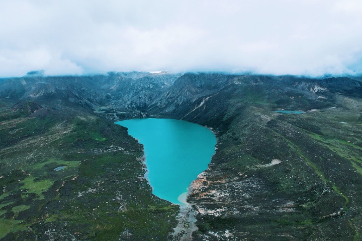 Blue lake looks stunning in Sichuan’s wetland park