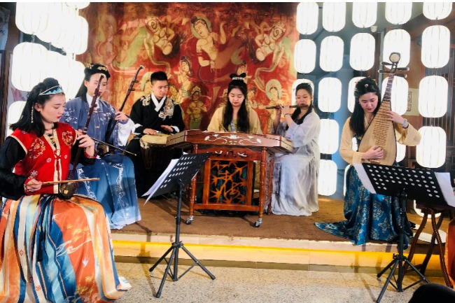 Sand paintings and poetry reading in a Fujian concert