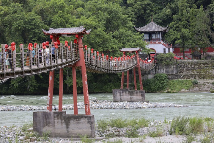 Dujiangyan offers free admission tickets to students