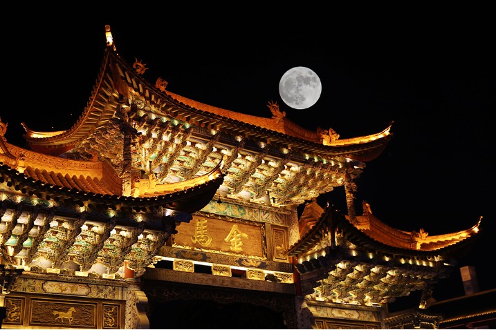 Super moon complements ancient buildings in Kunming