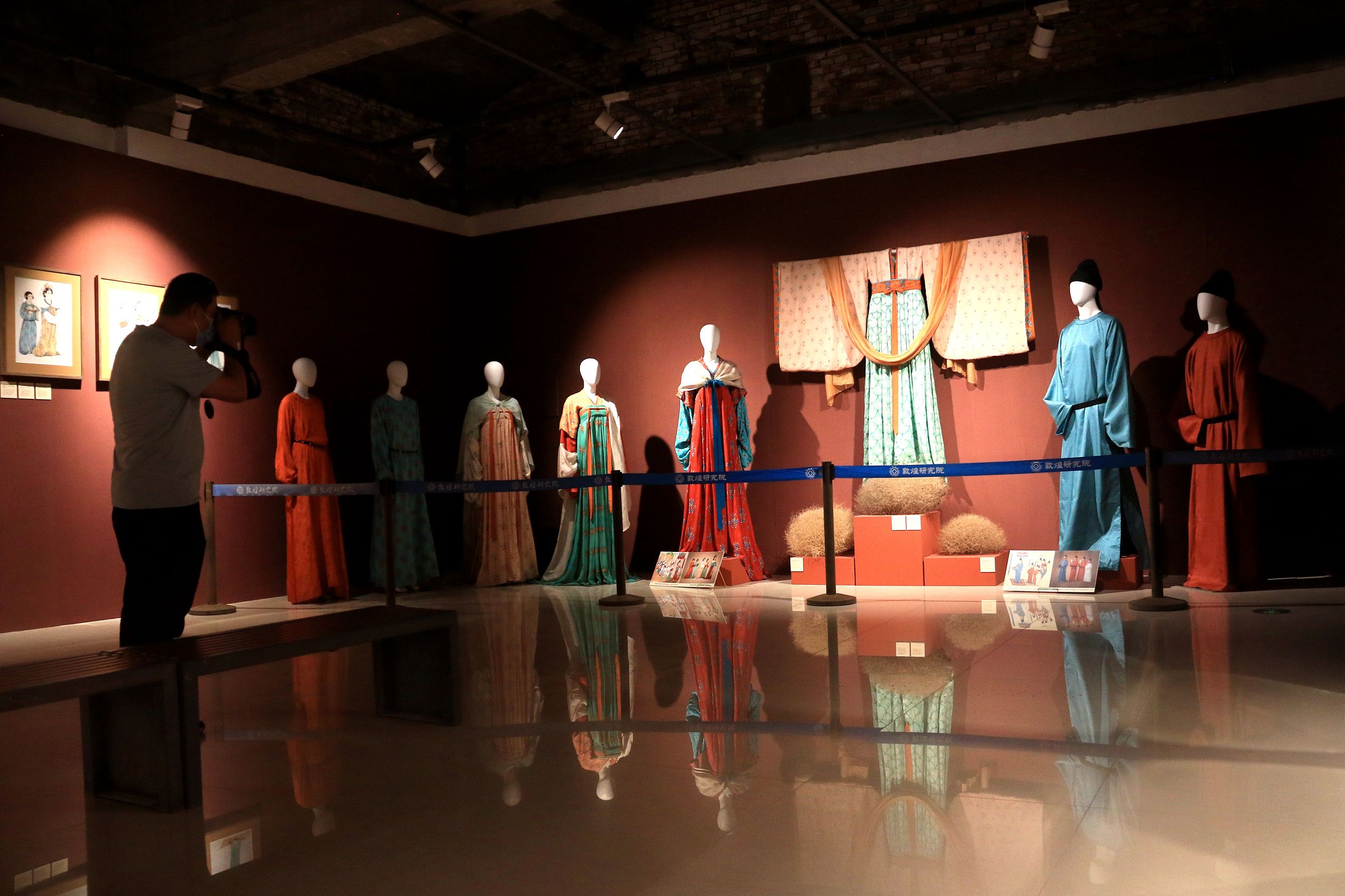 Tang Dynasty costume culture of Dunhuang on exhibit