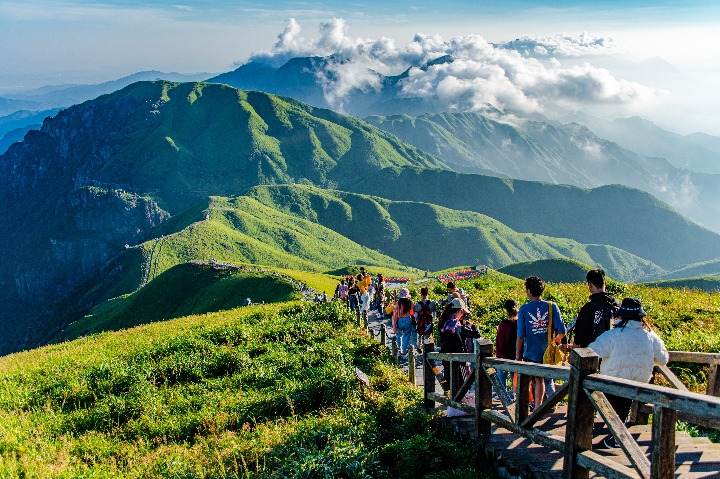 Morning views of Wugong Mountains delight tourists