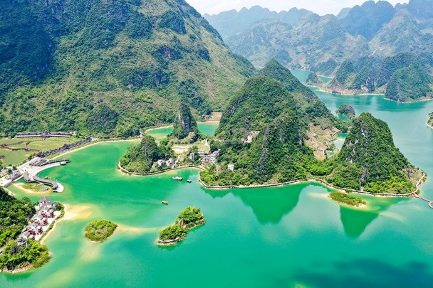 Guangxi lake sparkles like emerald