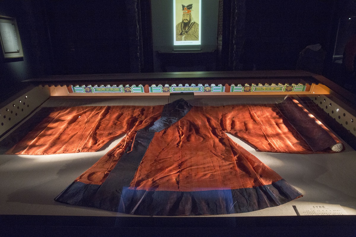 Complete set of 17th-century court attire in the collection of the Shandong Museum