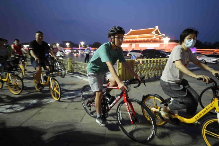 Beijing cyclists take to the road in numbers
