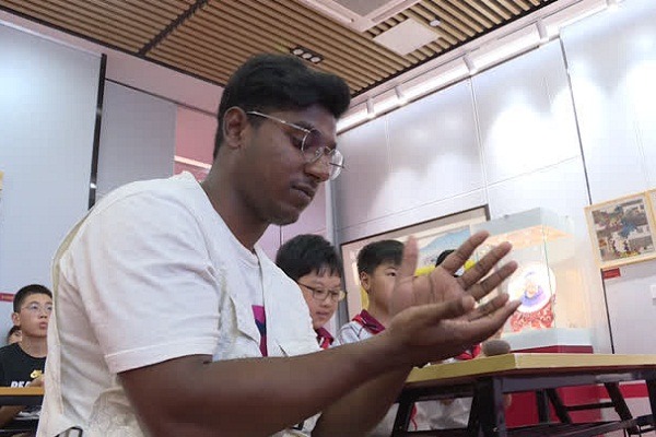 Jiangsu University international students experience local culture