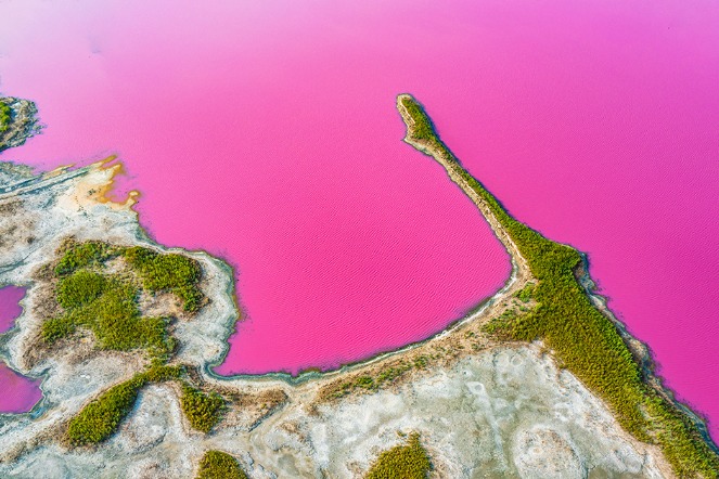 Salt lake turns pink in early autumn in Shanxi
