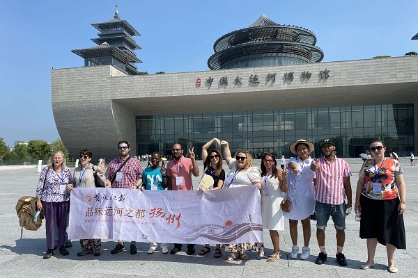 Foreigners tour Yangzhou to experience canal culture
