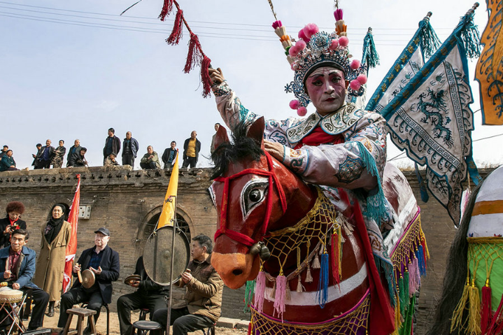 Bamboo horse performance kept alive in Shanxi