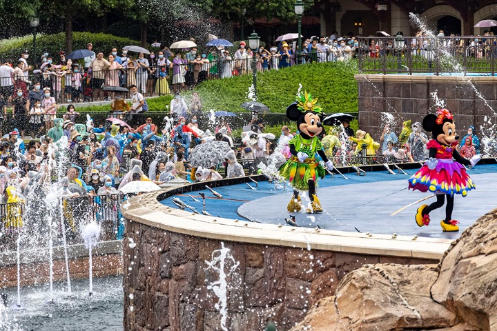Shanghai Disney Resort attracts hordes tourists despite heat wave