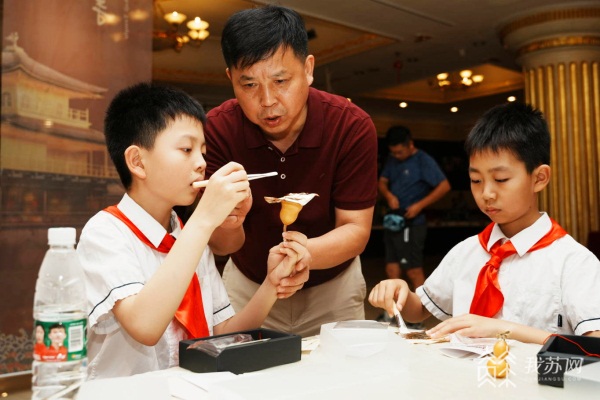 Jiangsu students learn about intangible cultural heritage during summer vacation