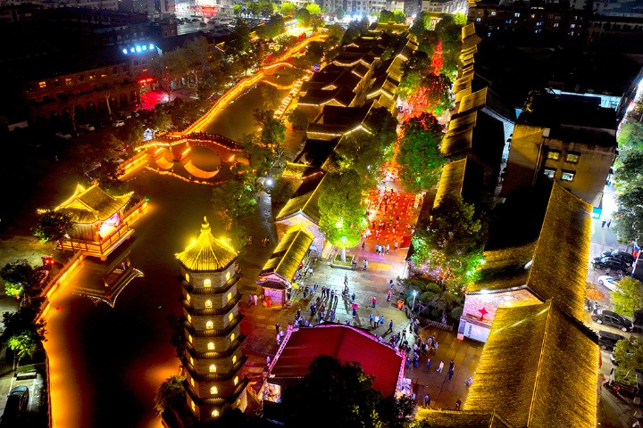 Old Street boasts nighttime attractions in Anhui