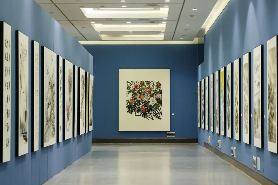 Hangzhou exhibit highlights the charm of West Lake through art