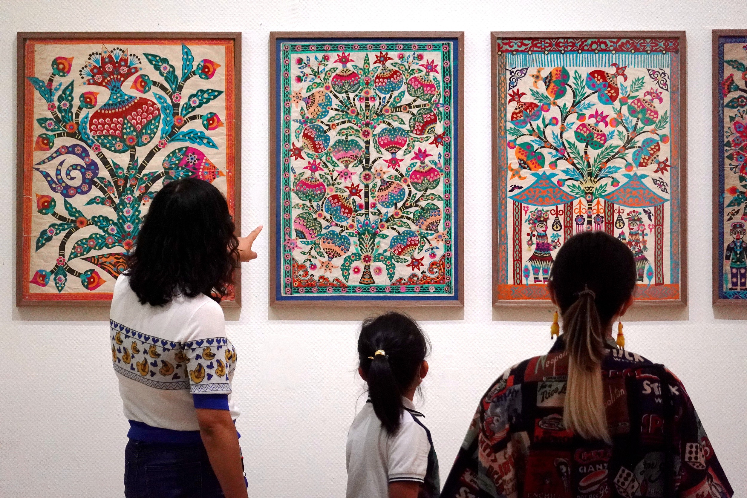 Works by folk master of paper-cutting exhibited in Shaanxi