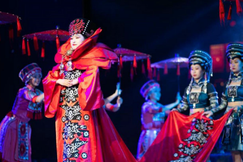 Tujia culture show brings tourists onto the stage
