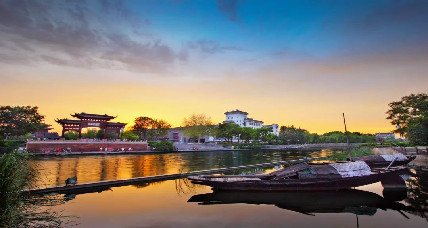 Night cruise on the old Grand Canal in Yangzhou