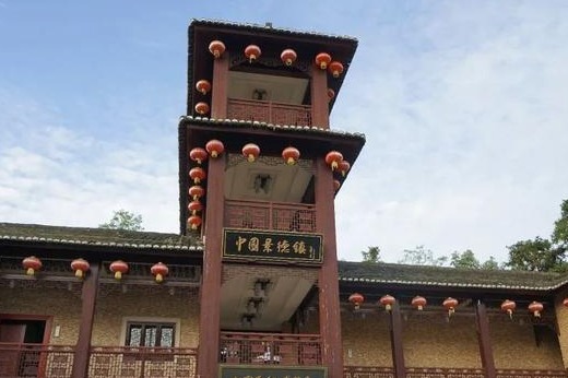 Expats visit China's porcelain capital Jingdezhen