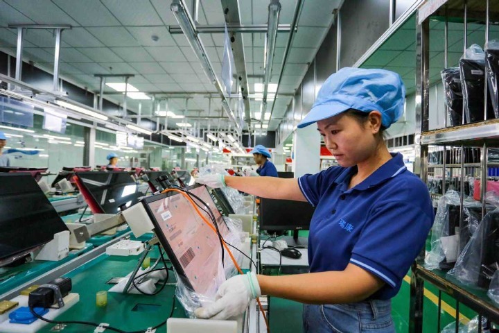 China's services sector continued to recover in Aug