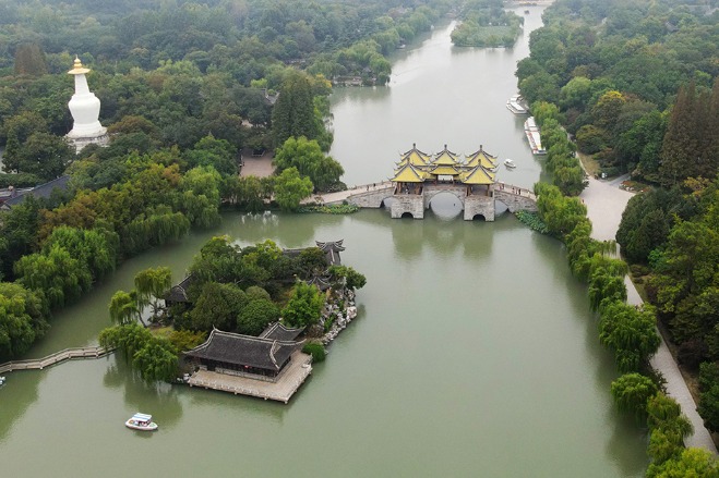 Yangzhou Slender West Lake delights visitors