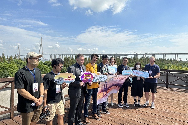 Expats experience China's modern development on Yangtze River bridges