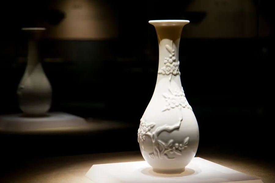 Guangdong exhibit unveils charm of single-color-glazed ceramics