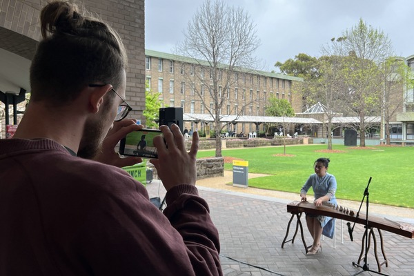 Australian university students experience Chinese culture