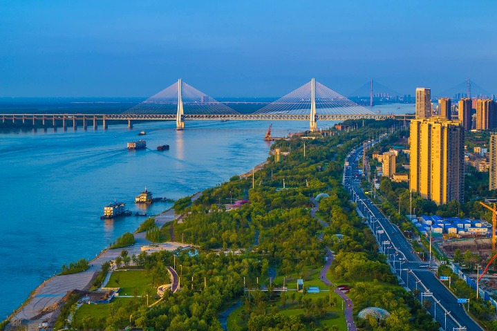 Qingshan River Beach in Wuhan benefits from beautification