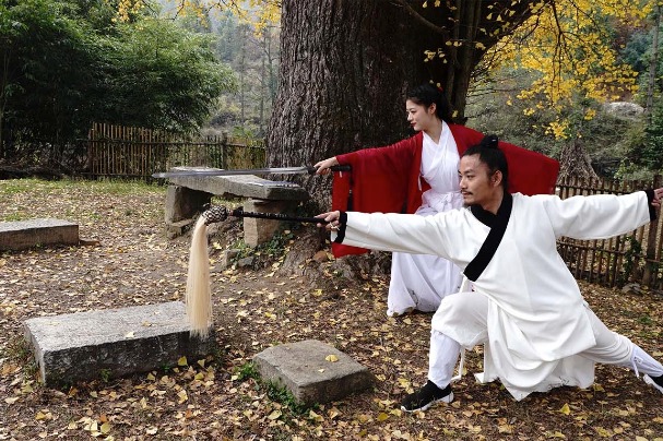 Tourists enjoy pretty autumn at the foot of the Wudang Mountains