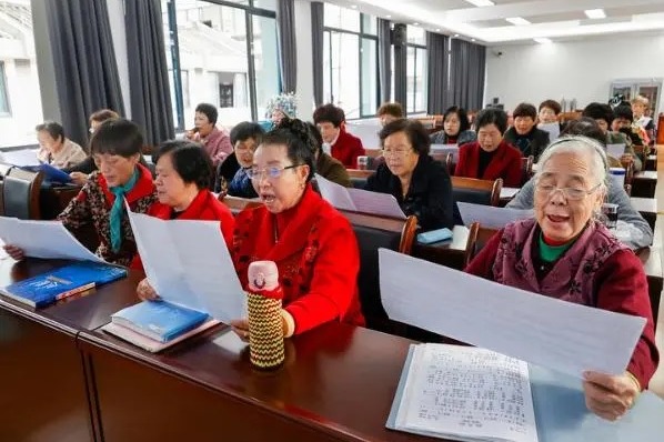China Focus: China embraces boom in silver-haired students