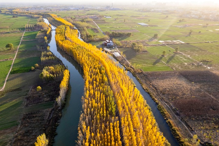 Onset of winter adds striking beauty to Xiaoyi River