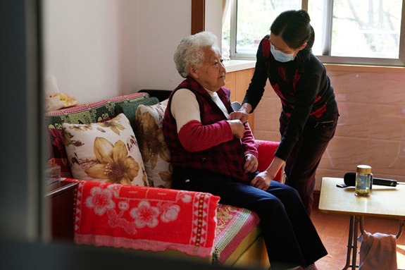 China to strengthen home visit services for elderly