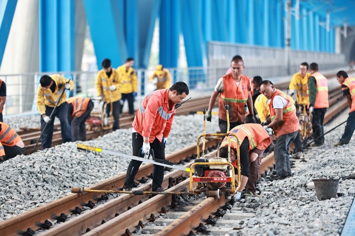 Workers adjust part of east ring railroad, Chongqing