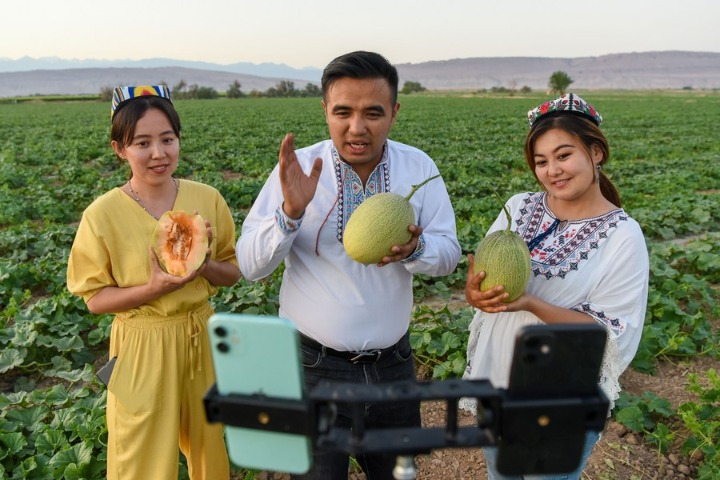 Xinjiang locals tell real tales of joy, prosperity