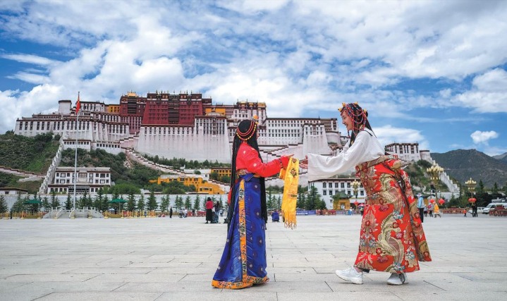 Online sales leap in Tibet during shopping festival