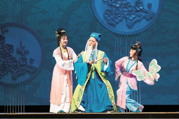 Satirical comedy woven in Gaojia Opera