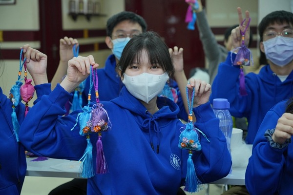 Shanghai intl students discover beauty of TCM